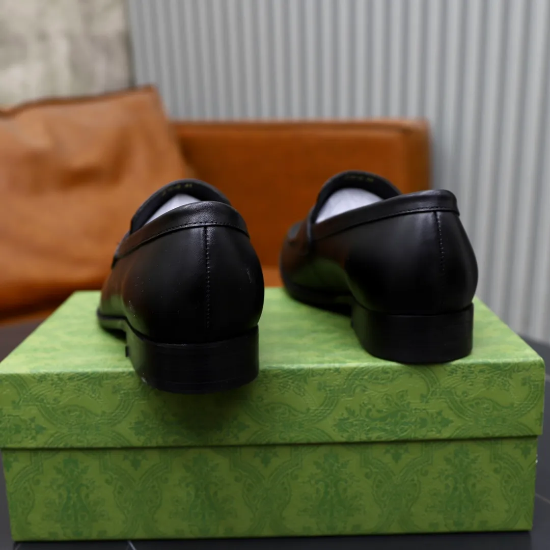 Men's shoes: 250🙅‍♂️🙅‍♂️🙅‍♂️Niuli Brand: GUCCI Size: 38-44 (45 can be customized) Level: Counter classic Material: Original soft cowhide upper Comfortable cowhide lining Original lightweight outsole Style category: Business casual footwear Driving leather shoes Color: Actual picture color